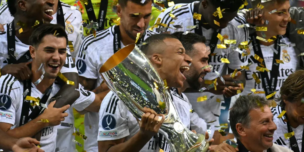 Kylian Mbappé con la Supercopa para el Madrid Kylian Mbappé con la Supercopa para el Madrid