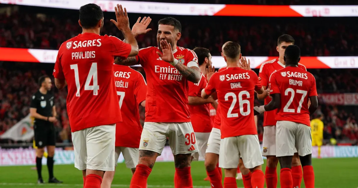 Players of Benfica celebrating a goal