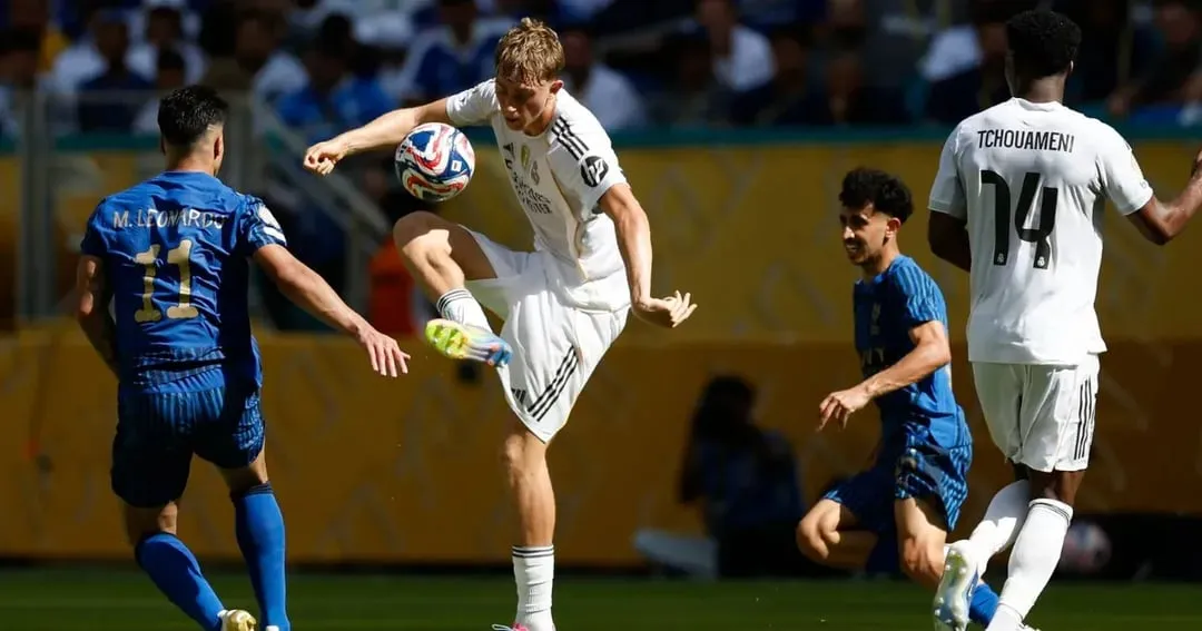 El defensa del Real Madrid Dean Huijsen en acción contra el Al Hilal