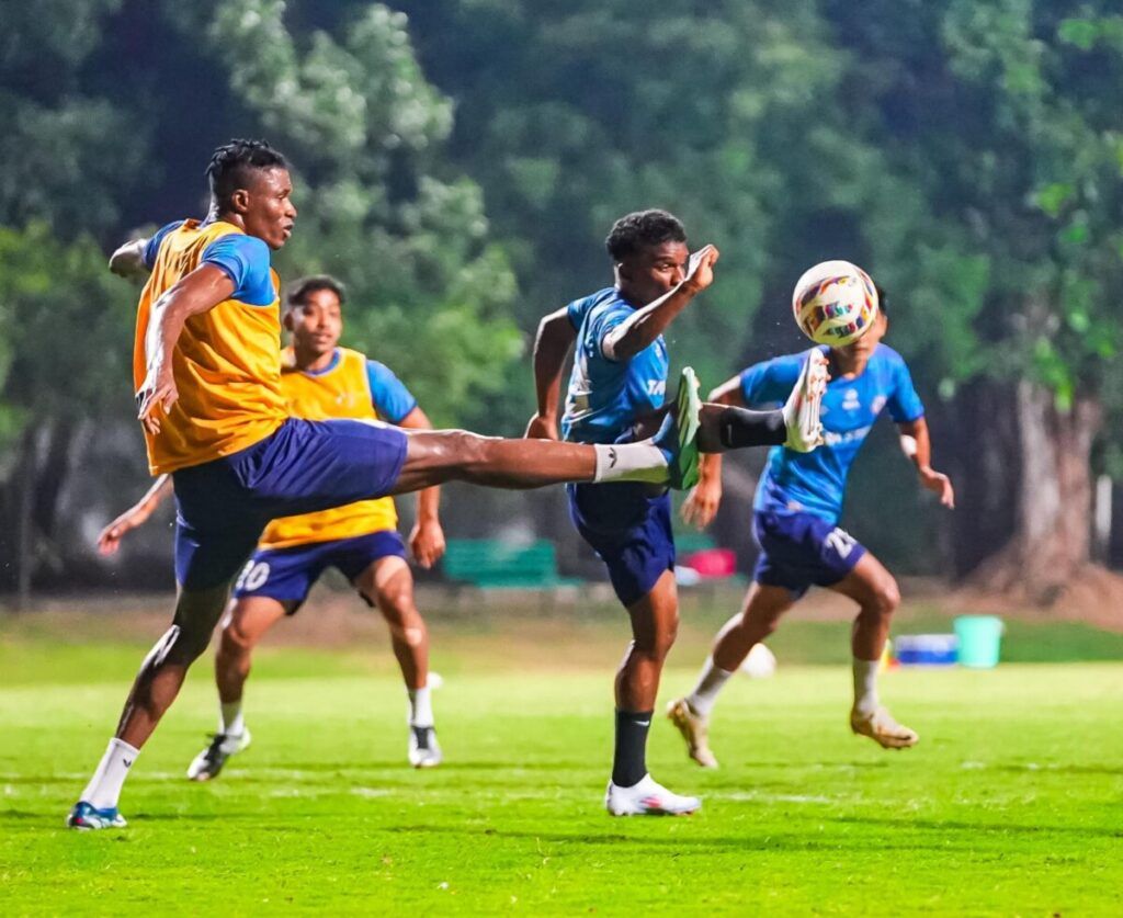 Stephen Eze with his teammates. (Image Credits: Official X@/JamshedpurFC)