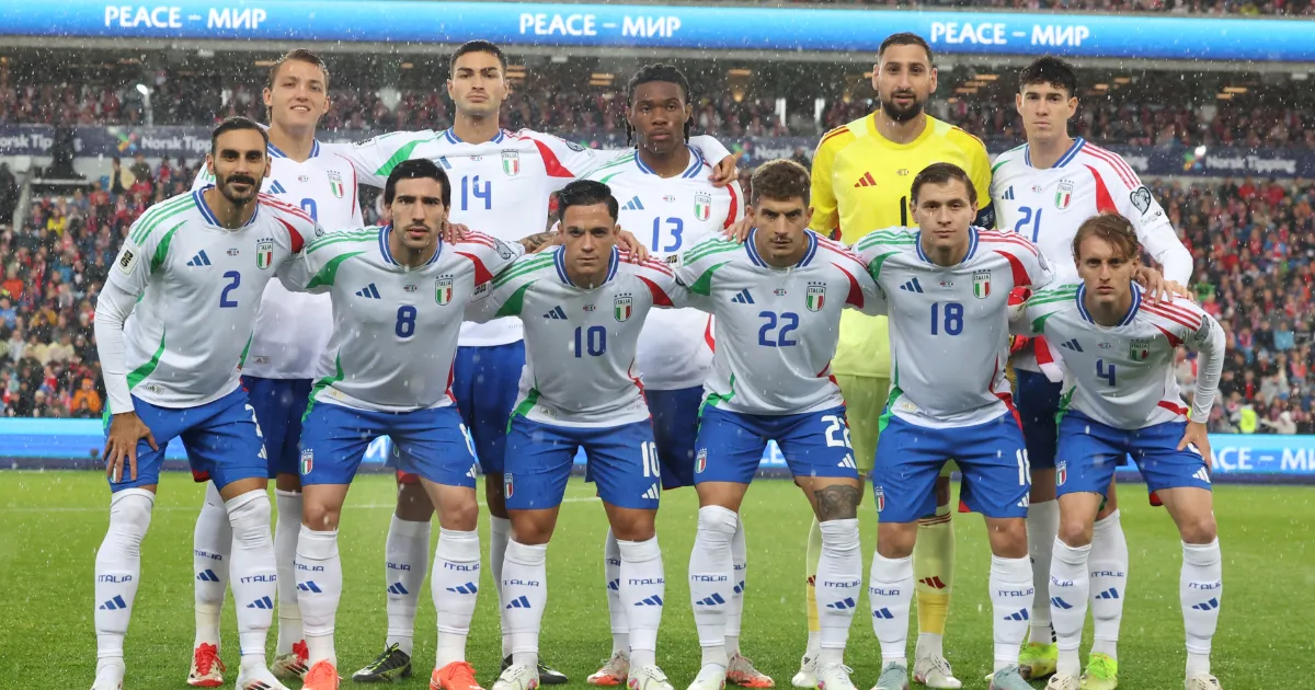 italy players lining up